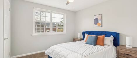 2 dormitorios, escritorio, tabla de planchar con plancha y cuna de viaje