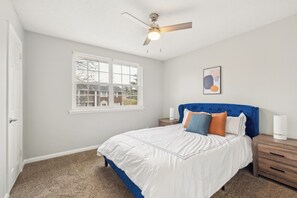 2 chambres, bureau, fer et planche à repasser, lit parapluie