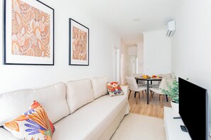 Departamento, 2 habitaciones, para no fumadores, balcón | Área de sala de estar | Televisión de pantalla plana 