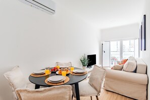 Appartement, 2 chambres, non-fumeur, balcon | Aire de séjour | Téléviseur à écran plat