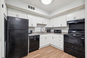 Frigorifero, microonde, forno, piano cottura