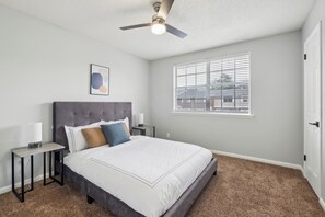 2 Schlafzimmer, Schreibtisch, Bügeleisen/Bügelbrett, Reisekinderbett