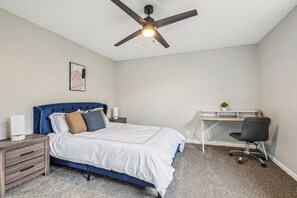 2 Schlafzimmer, Schreibtisch, Bügeleisen/Bügelbrett, Reisekinderbett