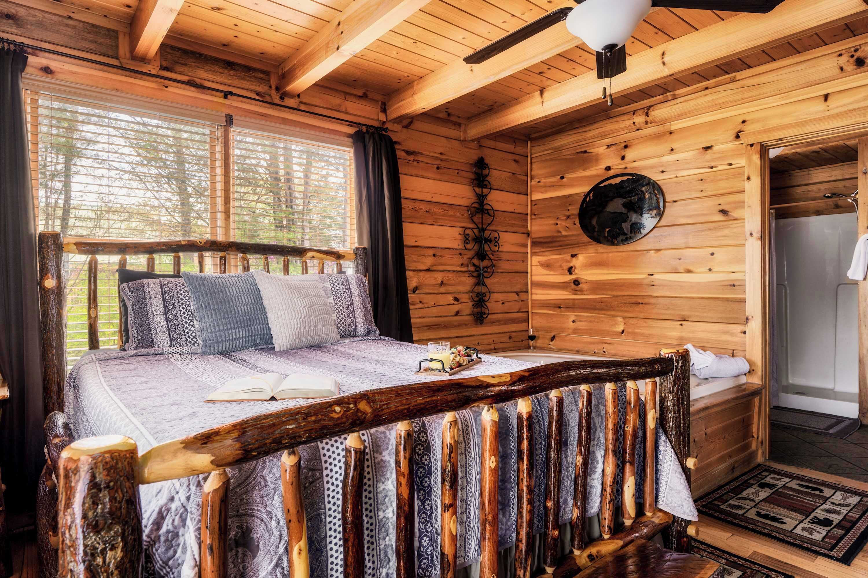 2 soverom, skrivebord, strykejern/-brett og reiseseng for barn