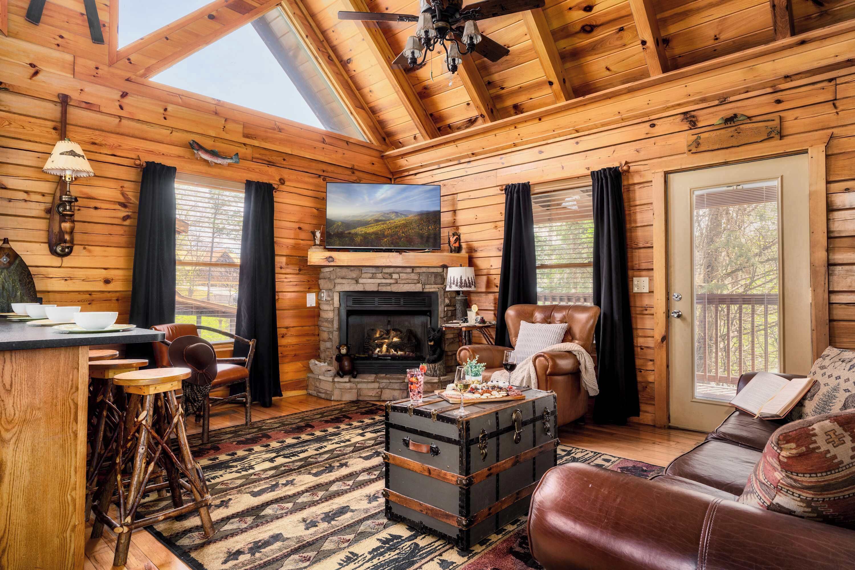 Fernseher, Kamin, Bücher, Stereoanlage