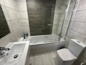 Apartment, 1 Bedroom | Bathroom - Elegant 1BR Gem Near NEC & Resorts World (Birmingham)