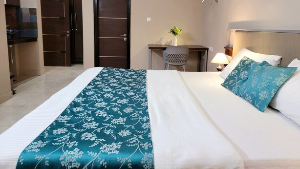 Premier Double or Twin Room, Balcony | Peralatan tempat tidur premium, meja, ruang kerja komputer riba 