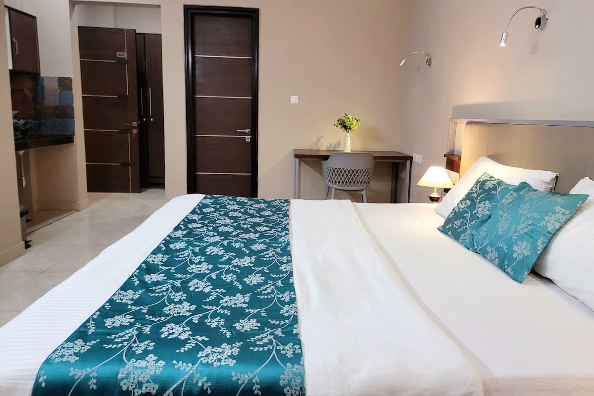 Habitación Premier con 1 cama matrimonial o 2 individuales, balcón | Ropa de cama de alta calidad y decoración personalizada