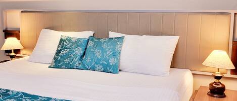 Habitación Premier con 1 cama matrimonial o 2 individuales, balcón | Ropa de cama de alta calidad y decoración personalizada