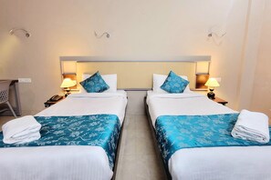 Deluxe-Doppel- oder -Zweibettzimmer, Balkon | Hochwertige Bettwaren, individuell dekoriert, individuell eingerichtet