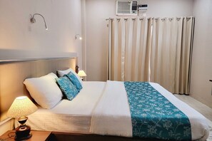 Premier-Doppel- oder -Zweibettzimmer, Balkon | Hochwertige Bettwaren, individuell dekoriert, individuell eingerichtet