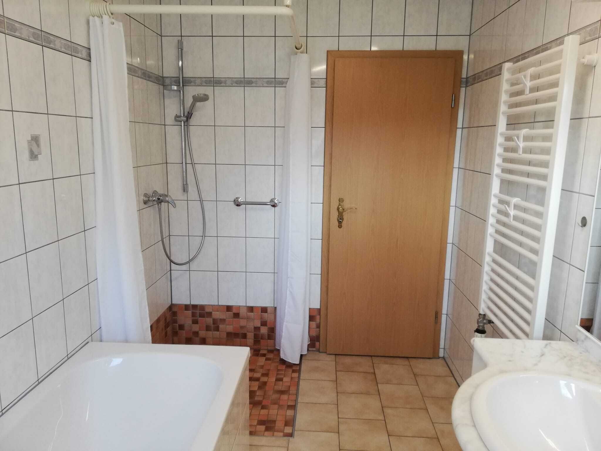 Une salle de bain avec une baignoire, une douche et des toilettes.