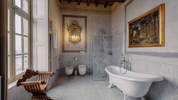 Studio (Venetian Suite) | Badezimmer | Badewanne und Dusche (separat), Komfortbadewanne, Haartrockner