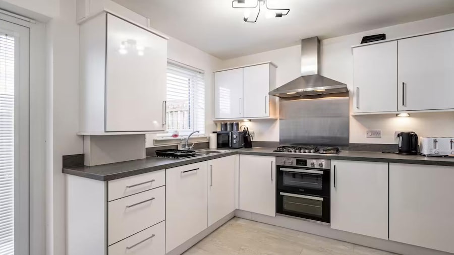 Charming 3 Bed Home in Stepps, Glasgow - Garden & Patio