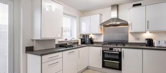 Charming 3 Bed Home in Stepps, Glasgow - Garden & Patio