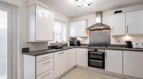 Charming 3 Bed Home in Stepps, Glasgow - Garden & Patio