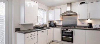 Charming 3 Bed Home in Stepps, Glasgow - Garden & Patio