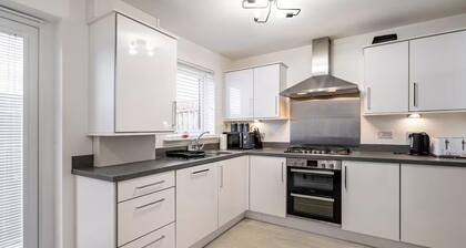 Charming 3 Bed Home in Stepps, Glasgow - Garden & Patio