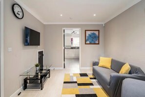 House, 3 Bedrooms, Smoking, Patio | Living room - Charming 3 Bed Home in Stepps, Glasgow - Garden & Patio (Glasgow)