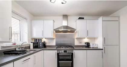 Charming 3 Bed Home in Stepps, Glasgow - Garden & Patio