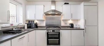 Charming 3 Bed Home in Stepps, Glasgow - Garden & Patio