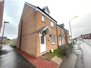 House, 3 Bedrooms, Smoking, Patio | Exterior - Charming 3 Bed Home in Stepps, Glasgow - Garden & Patio (Glasgow)