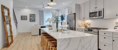 Kühlschrank, Mikrowelle, Ofen, Geschirrspüler