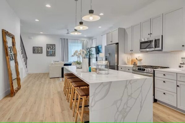 Refrigerador, microondas, horno, lavavajillas