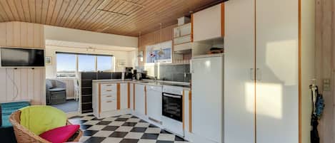 Classic Tree House, Lake View | Private kitchen