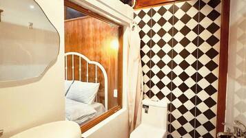 Dobbeltrom – deluxe | Bad | Toalettartikler (inkludert), tøfler, håndklær og såpe