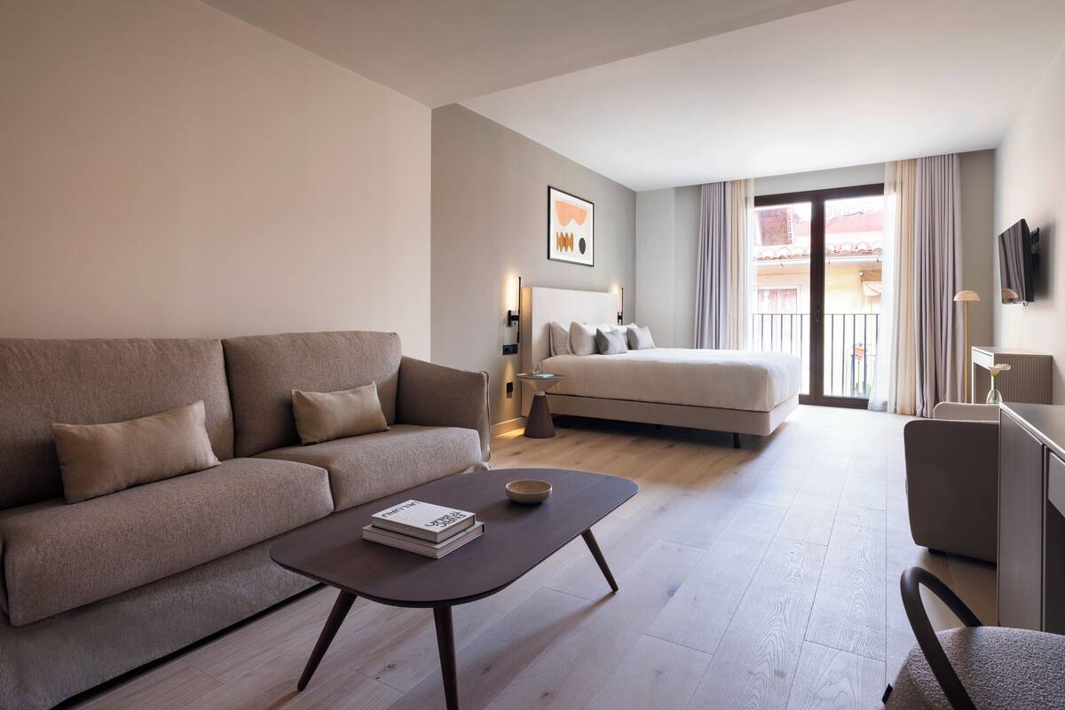 Large Room with Living Area | 거실 공간 | 케이블 채널 시청이 가능한 43인치 평면 TV