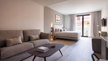 Grand kamer | Woonruimte | Een 43-inch flatscreentelevisie met kabelzenders