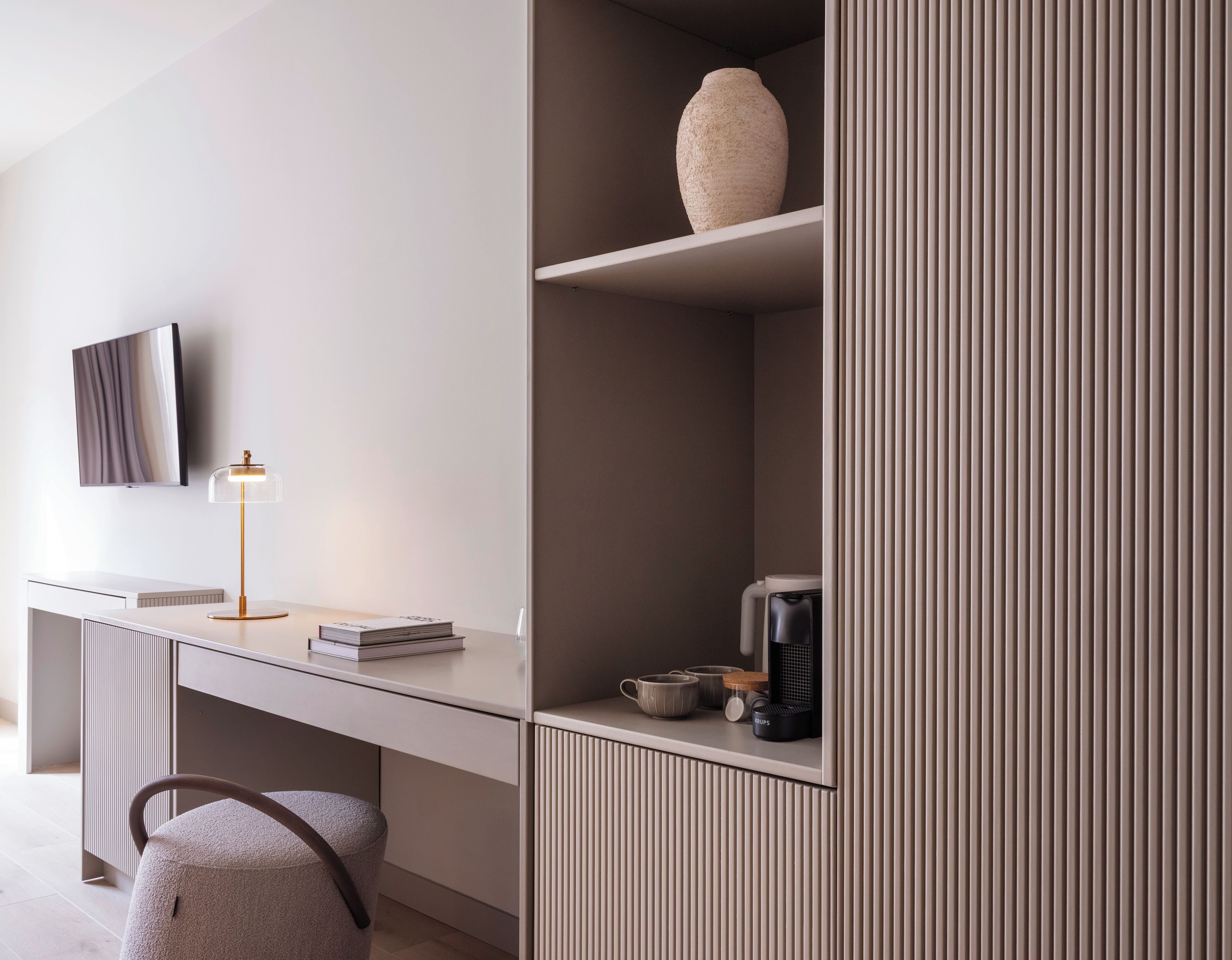 Kamar Comfort | Seprai premium, brankas, meja kerja, dan ruang kerja ramah laptop