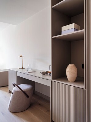 Large Room with Living Area | Premium bedding, in-room safe, desk, laptop workspace - Numa Valencia El Carmen (Valencia)