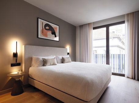 Premium bedding, in-room safe, desk, laptop workspace. Numa Valencia El Carmen