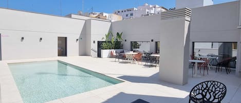 Een buitenzwembad, open van 10.00 uur tot 20.00 uur, en ligstoelen