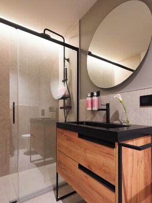 シャワー、バスアメニティ (無料)、ヘアドライヤー、タオル