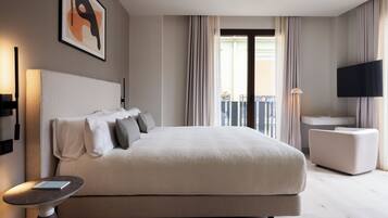 Medium Room | Premium bedding, in-room safe, desk, laptop workspace