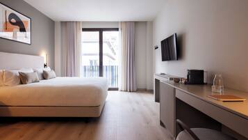 Roupas de cama premium, cofres nos quartos, escrivaninha