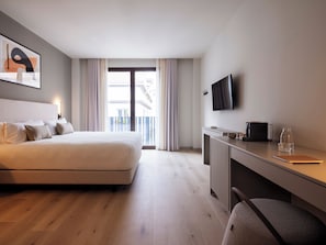 Ropa de cama de alta calidad y caja de seguridad en la habitación