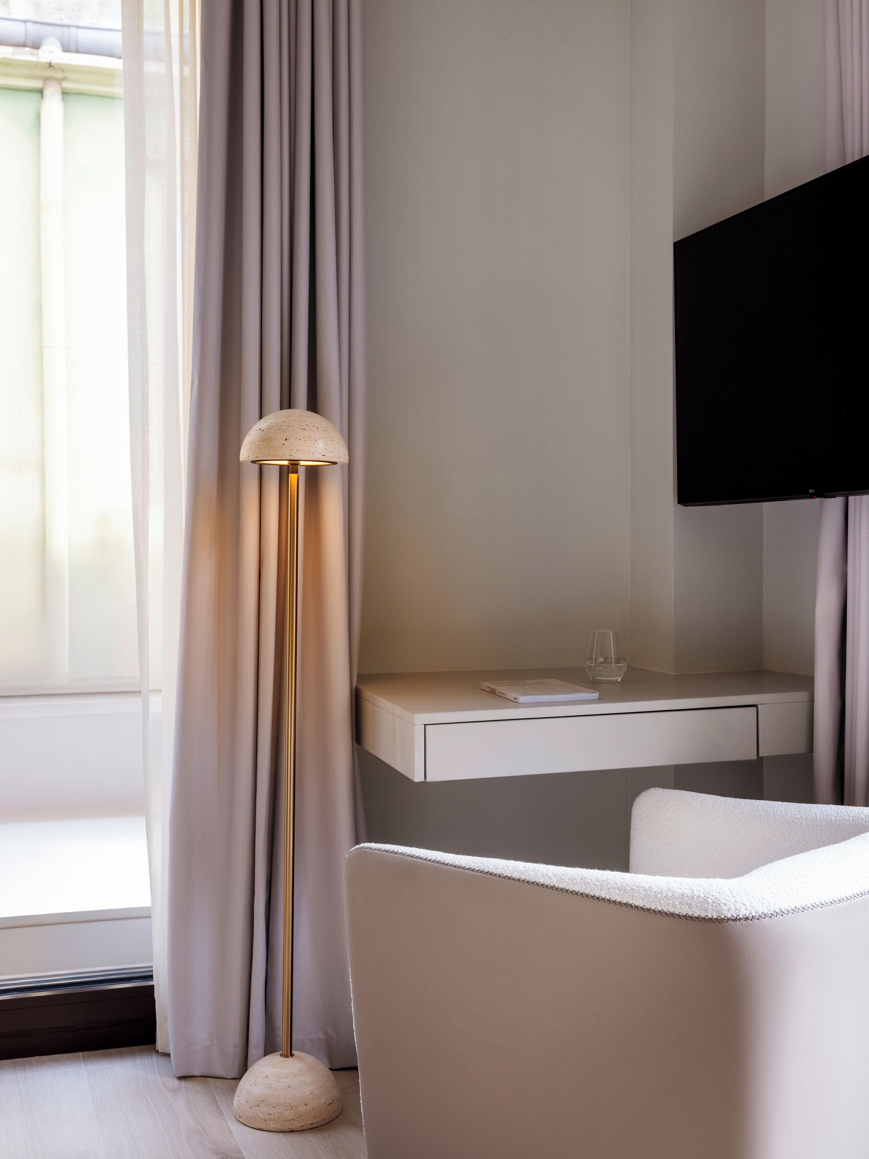 Standaard kamer | Luxe beddengoed, een kluis op de kamer, een bureau, een laptopwerkplek