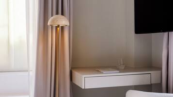 Standaard kamer | Luxe beddengoed, een kluis op de kamer, een bureau, een laptopwerkplek