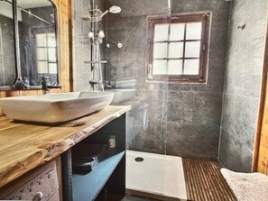 Een douche, een haardroger, handdoeken, zeep