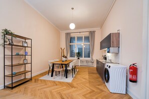 Dining - Spacious & Private Apartment, Sleeps 6, Family & Group Friendly, 70m to Metro (Berlin)