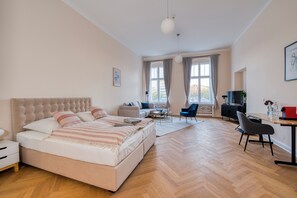 1 bedroom, WiFi, bed sheets - Spacious & Private Apartment, Sleeps 6, Family & Group Friendly, 70m to Metro (Berlin)
