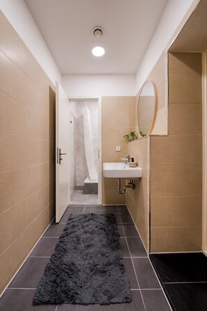 Shower, towels, soap, toilet paper - Spacious & Private Apartment, Sleeps 6, Family & Group Friendly, 70m to Metro (Berlin)