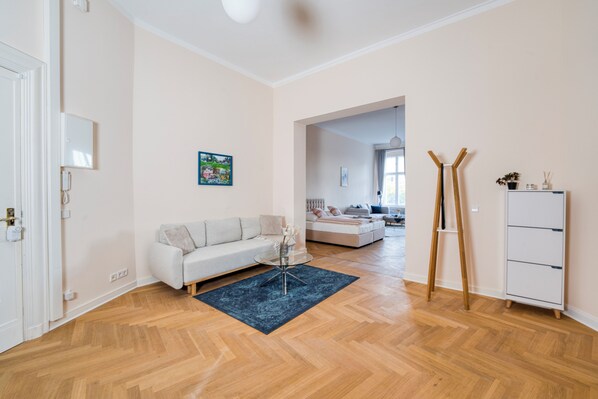 Living area - Spacious & Private Apartment, Sleeps 6, Family & Group Friendly, 70m to Metro (Berlin)