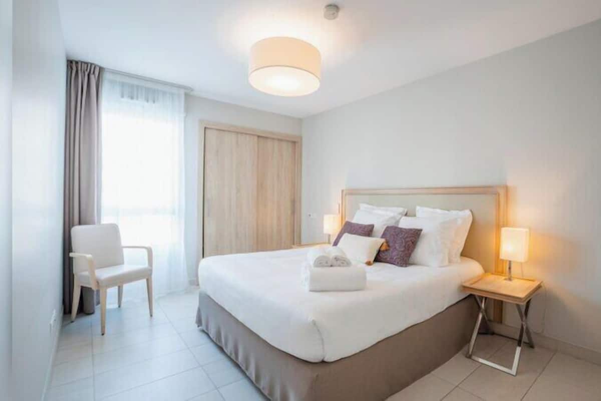 Desk, cribs (free), WiFi (free), bed sheets