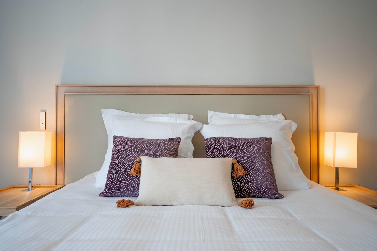 Desk, free cots/infant beds, free WiFi, bed sheets