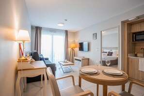 مكتب وواي فاي مجانًا وملاءات أسرّة